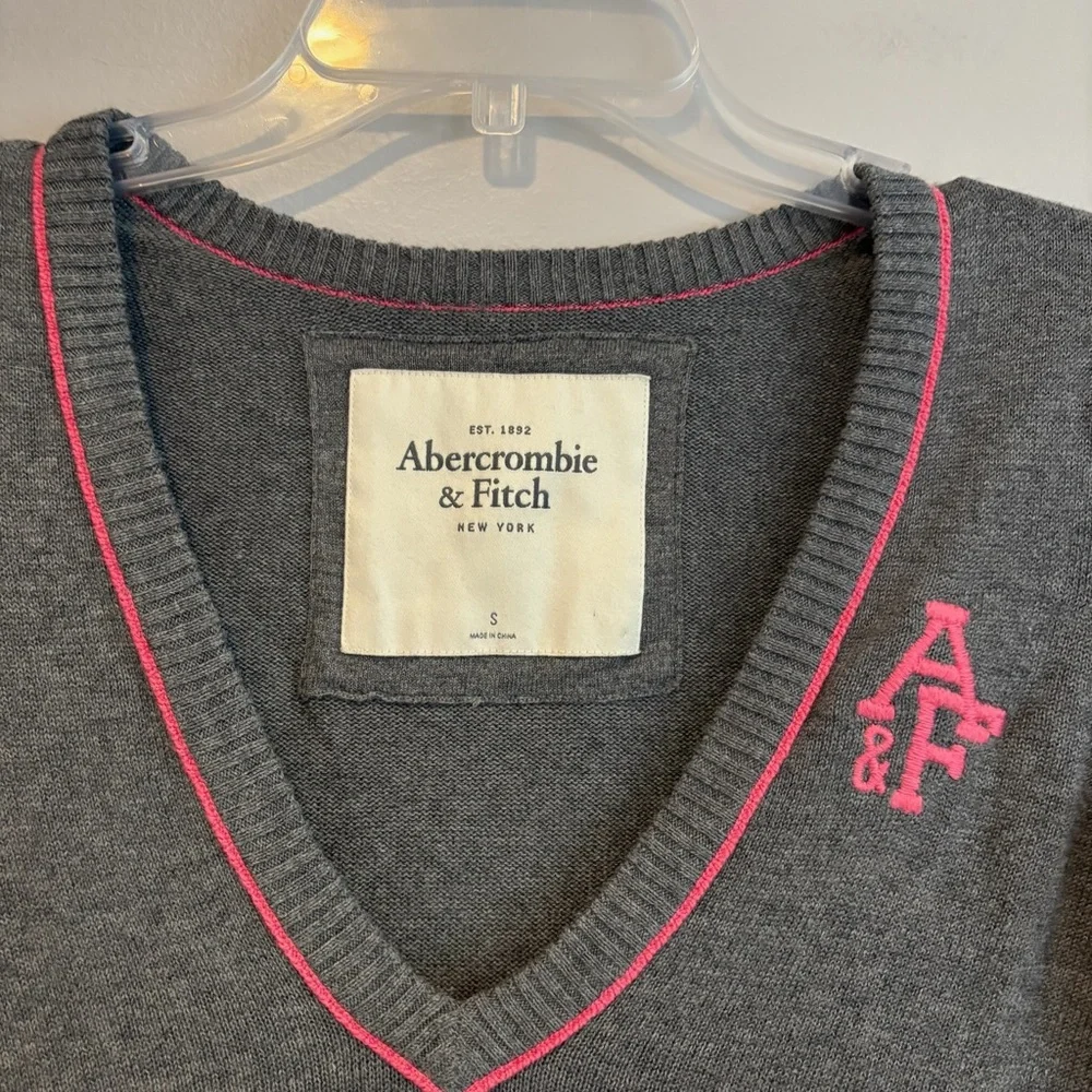 Y2k Abercrombie & Fitch Charcoal V-Neck 3/4 Sleeve Sweater with Pink Trim Size S - Picture 2 of 6